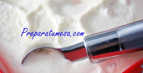 Mini-conos de hojaldre con helado de vainilla y Lacasitos