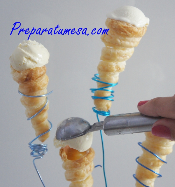 Mini-conos de hojaldre con helado de vainilla y Lacasitos